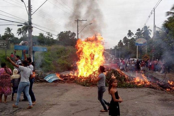 Moradores protestam na AL 101 Norte