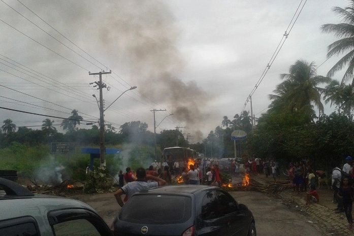 Moradores protestam na AL 101 Norte
