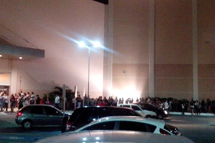 Longa fila se formou do lado de fora do shopping para pagar estacionamento