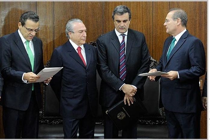 Documento foi entregue pelo vice-presidente Michel Temer e o ministro da Justiça, José Eduardo Cardozo