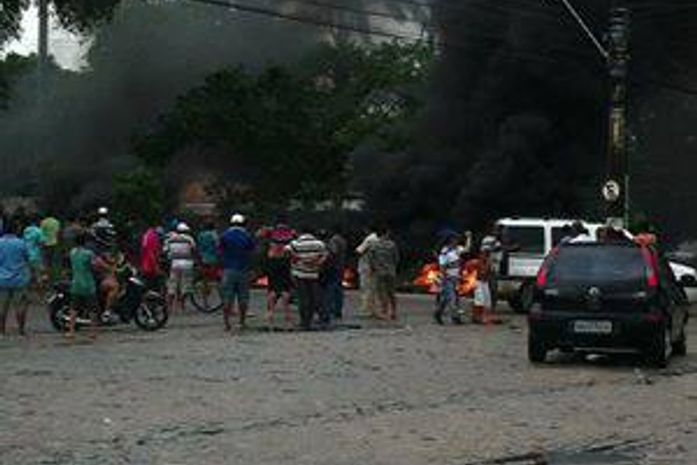 Transportadores clandestinos interditam o trânsito na parte alta da cidade