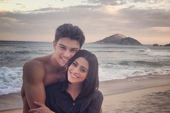 Carol Castro posta foto com namorado e se declara