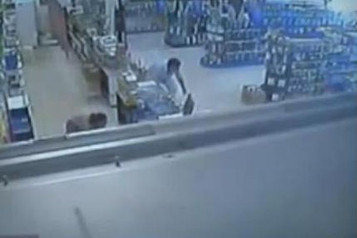 Imagens da Farmácia momentos antes do assassinato de Nadjan