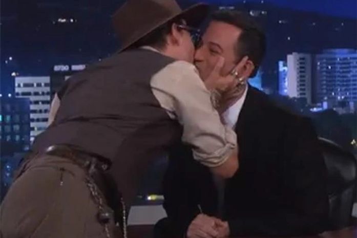Apresentador ganha beijo na boca de Johnny Depp: "rosto lindo"