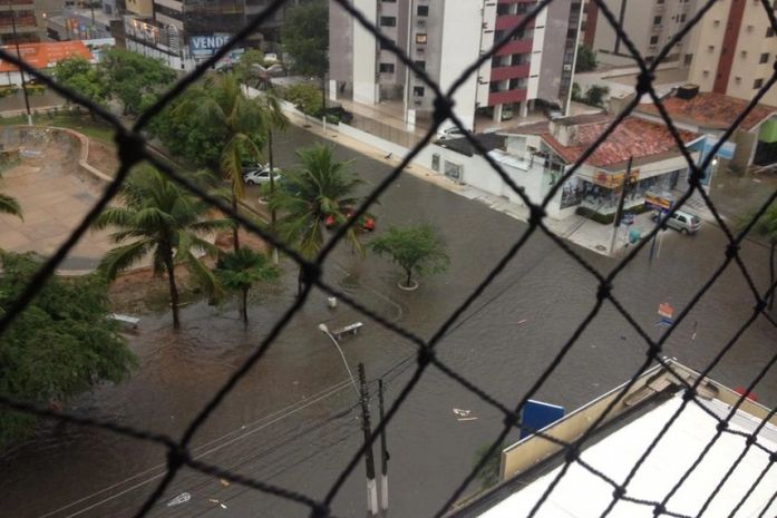 Ruas na Praça do Skate estão totalmente alagadas