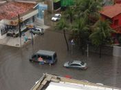 Veículos ficaram ilhados em cruzamento na Praça do Skate