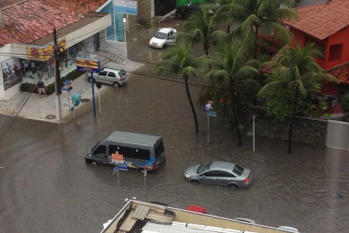 Veículos ficaram ilhados em cruzamento na Praça do Skate