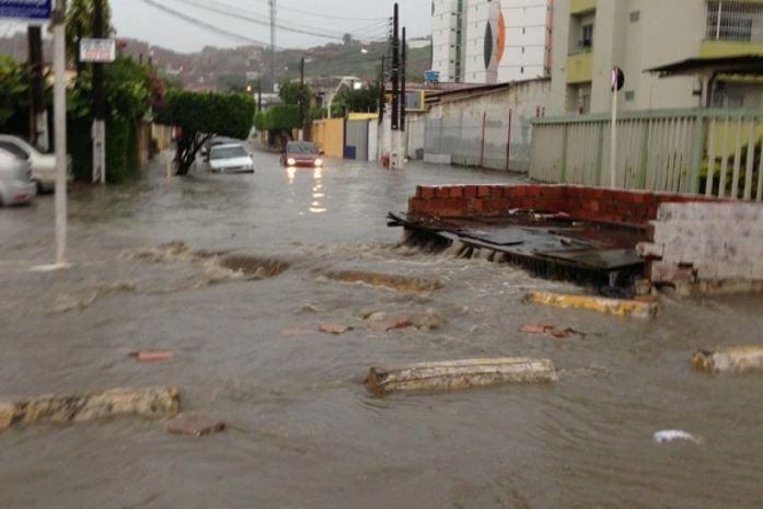Ruas alagadas perto do viaduto João Lyra