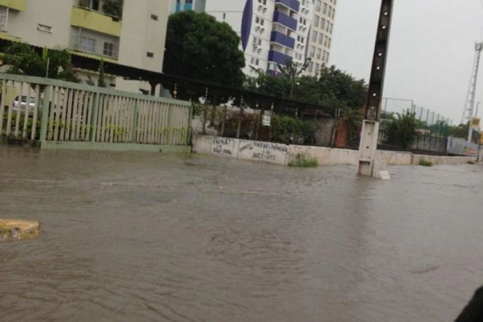 Ruas alagadas perto do viaduto João Lyra
