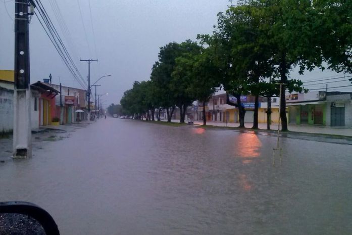 Principal avenida do Graciliano Ramos virou uma piscina