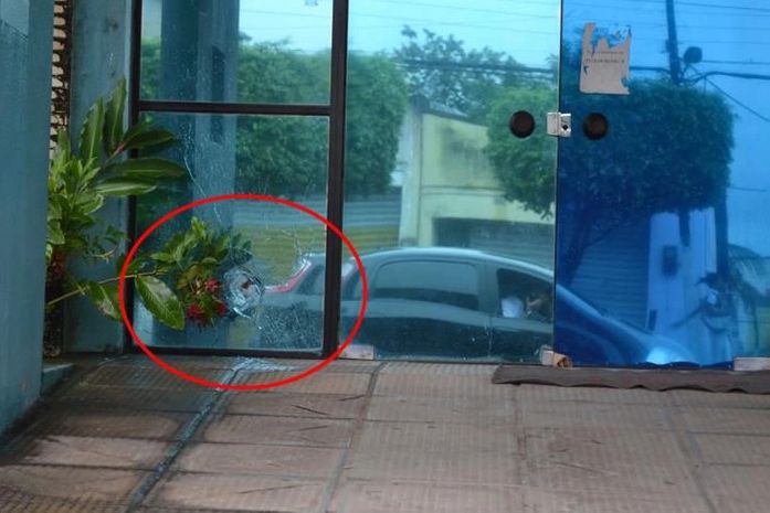 Um dos tiros atingiu porta do Fórum