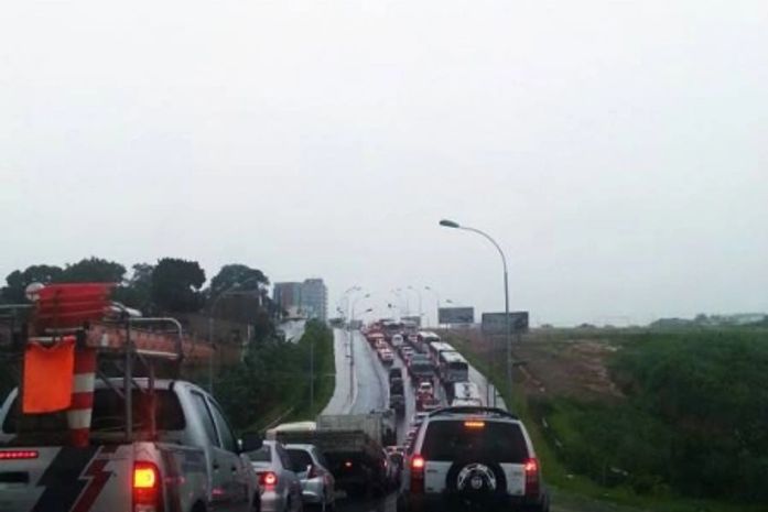Familías ocuparam terreno às margens da Avenida Márcio Canuto