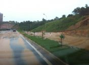 Avenida Pierre Chalita foi invadida pela lama