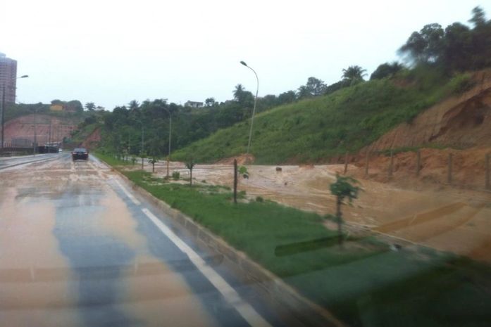 Avenida Pierre Chalita foi invadida pela lama