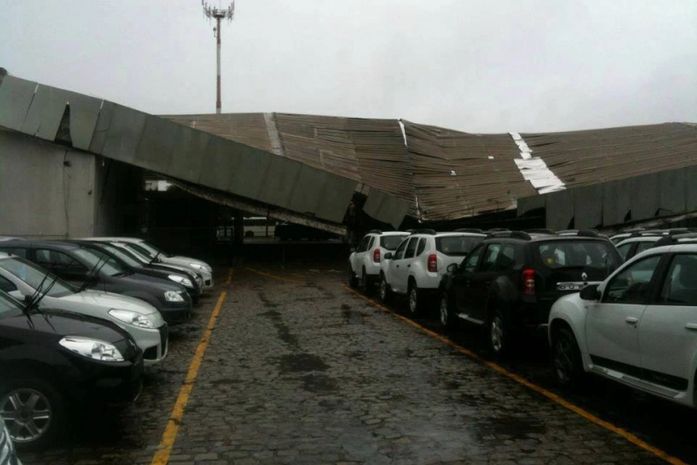 Teto de concessionária no Farol desabou por conta das chuvas