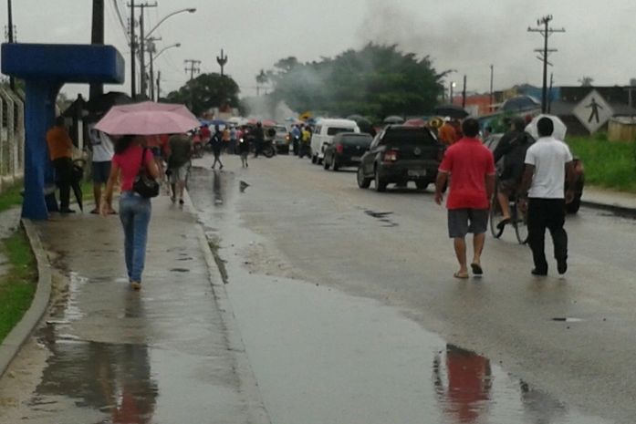 Moradores realizam protesto