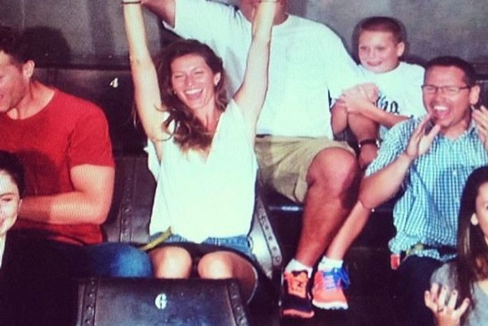 Gisele Bündchen se diverte com a família na Disney e posta foto