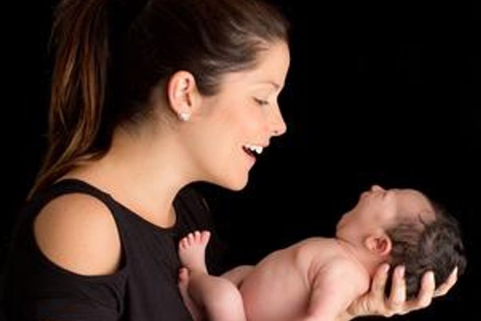 Samara Felippo faz ensaio com filha recém-nascida