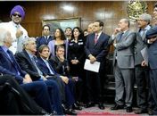 Renan e outros parlamentares receberam os artistas	
