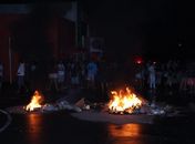 Sem energia elétrica, moradores bloqueiam rodovia