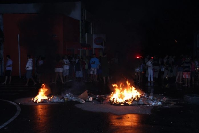 Sem energia elétrica, moradores bloqueiam rodovia