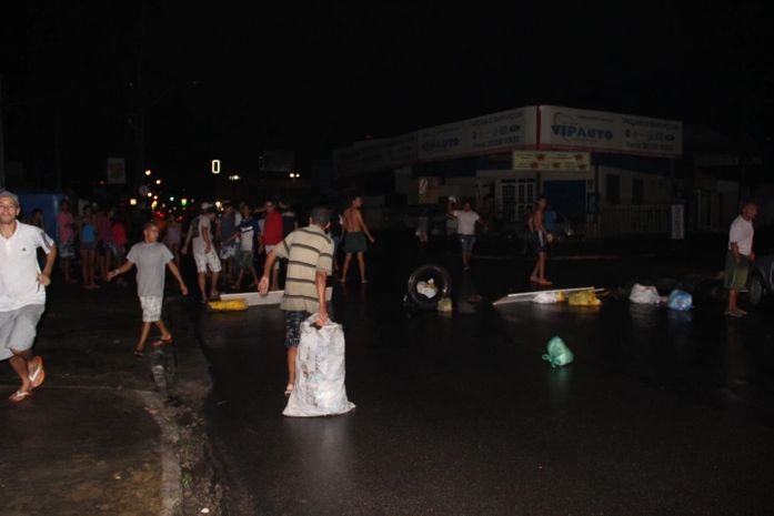 Manifestantes organizam materiais para novos bloqueios