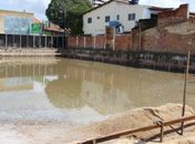 Moradores denunciam acúmulo de água em terreno e foco de mosquito da dengue