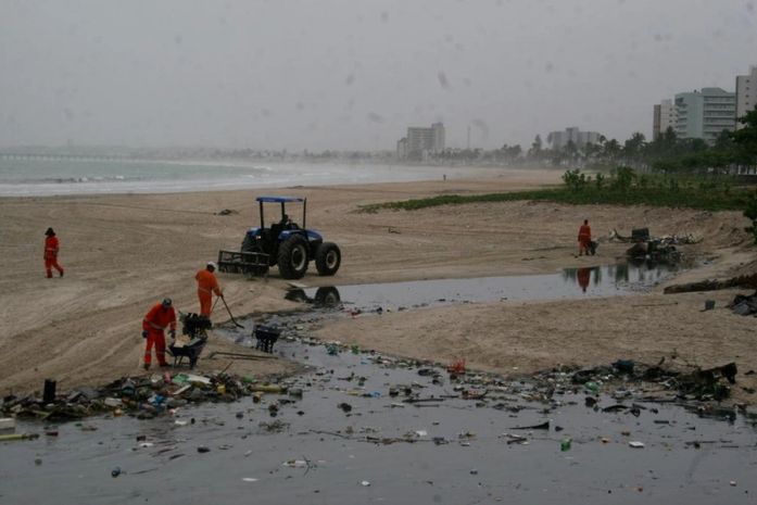 Equipes da Slum retiram lixo da praia da Avenida