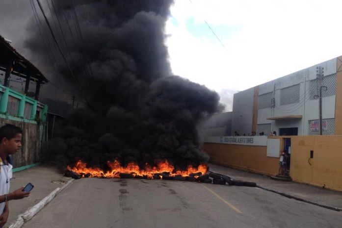 Barreira feita com queima de pneus no Bebedouro