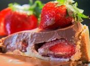 Anote! Torta de biscoito  leva recheio de morango  e cobertura de chocolate