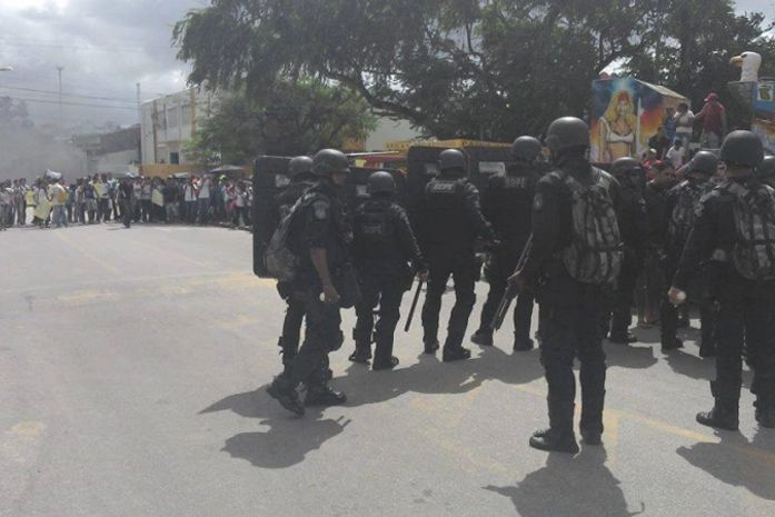 Bope chega ao protesto com ordem de desobstruir via de qualquer forma