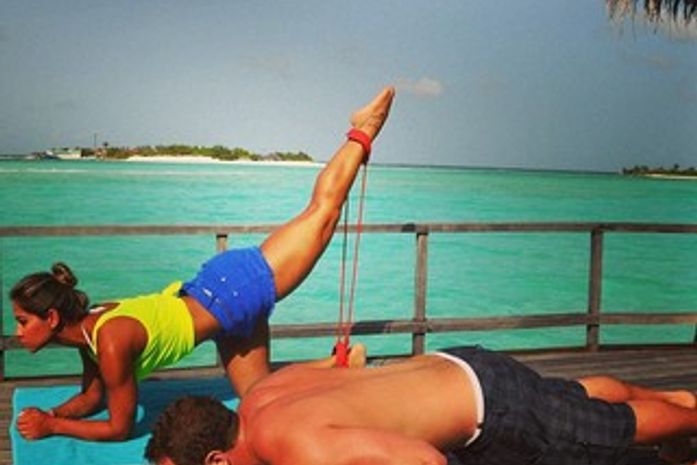 Personal trainer de Mayra Cardi ensina a manter a forma em viagens