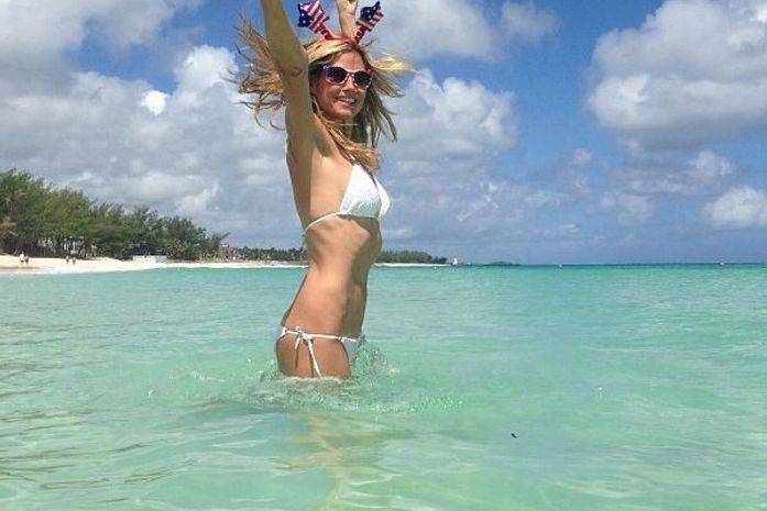 Heidi Klum celebra independência dos Estados Unidos com foto na praia