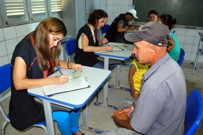 Moradores sendo cadastrados pela Semas