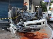 Colisão provocada por motorista supostamente embriagado acaba em capotamento