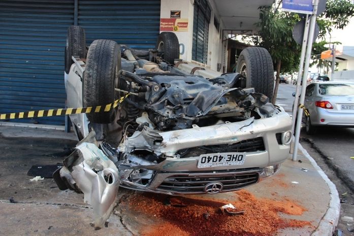 Colisão provocada por motorista supostamente embriagado acaba em capotamento