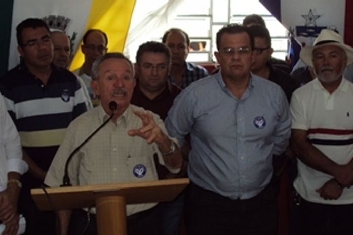 Biu falando ao lado do empresário Ricardo Barreto(de oculos).