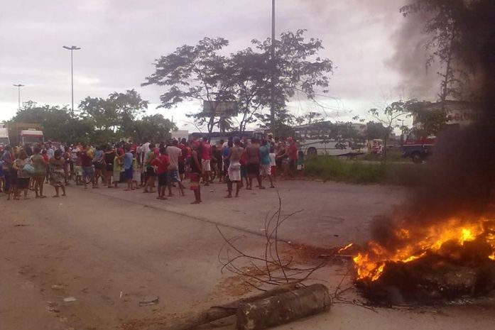Manifestantes bloqueiam via