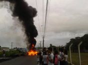 Manifestantes bloqueiam via