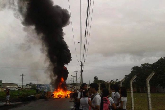 Manifestantes bloqueiam via