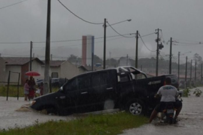 Casas são invadidas pela água em União dos Palmares