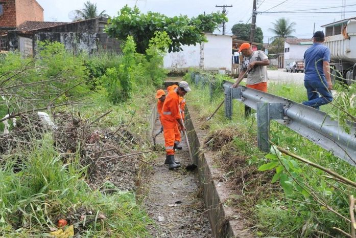 Equipes da Prefeitura realizam limpeza
