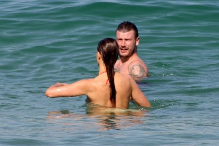 Namoro no mar! Casal Rodrigo Hilbert e Fernanda Lima curtem dia na praia
