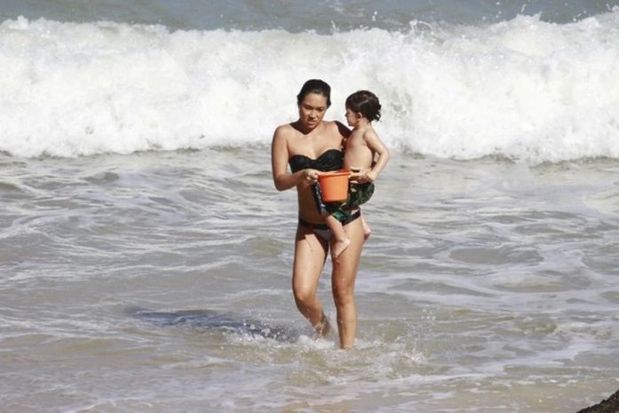 Daniele Suzuki curte folga na praia com o filho