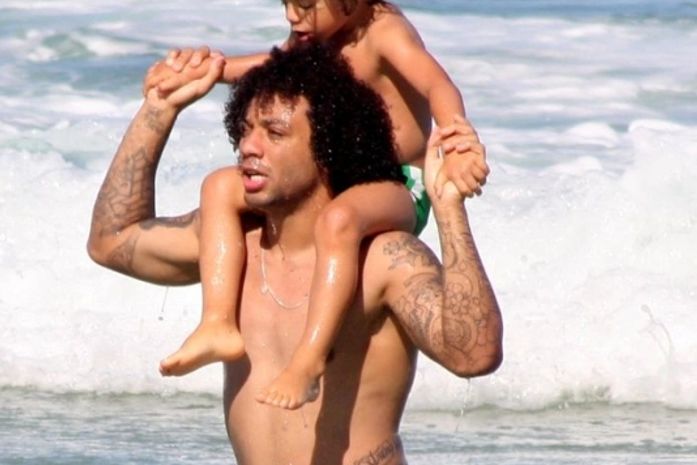 Marcelo da Seleção Brasileira volta a curtir praia com o filho