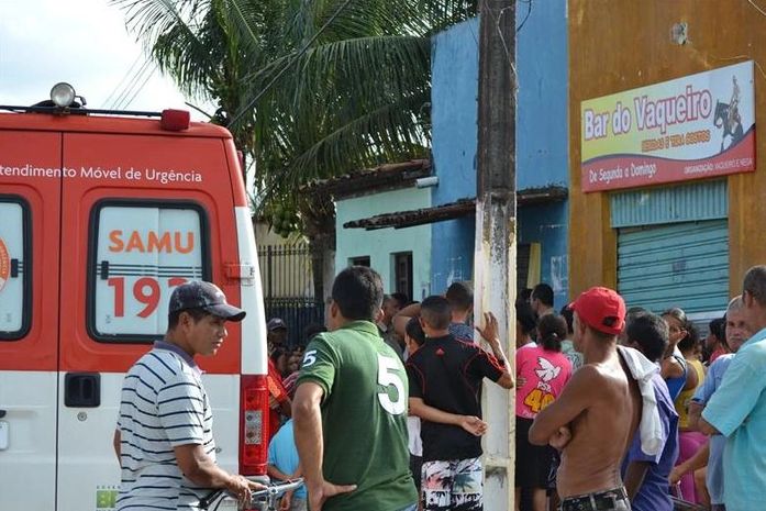 Populares em frente ao Bar do Vaqueiro