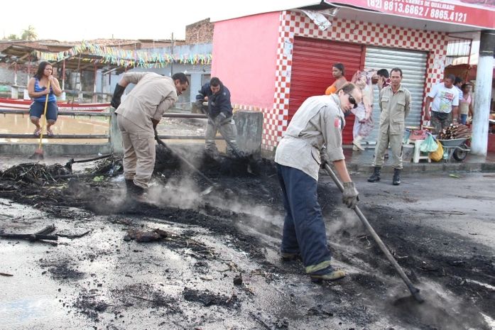 Bombeiros recolheram material queimados por manifestantes