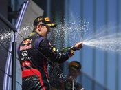 Vettel segura pressão no fim, conquista vitória em casa e dispara