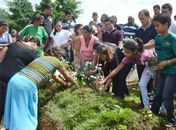 Jovem que morreu em acidente na Santa Amélia é enterrado em clima de comoção