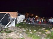 Motorista perde o controle de carreta e veículo tomba; carga foi saqueada por populares